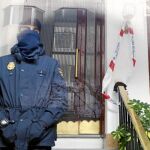 Un agente custodiaba ayer el portal, el número 25 de Ríos Rosas