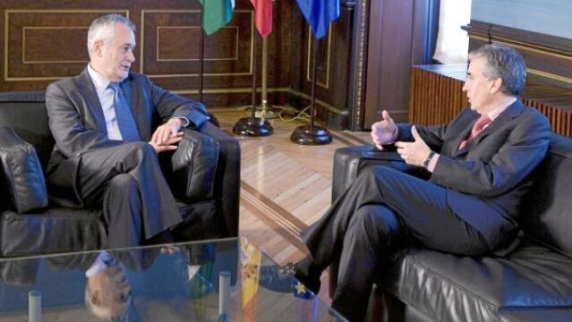 Antes de su intervención en el Foro Innovatec, el ministro de Presidencia, Ramón Jáuregui, se reunió ayer con el presidente de la Junta, José Antonio Griñán