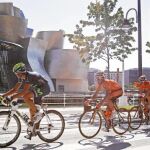 El pelotón pasa por delante del Guggenheim con toda normalidad