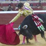 José Tomás se estira en un derechazo, en la plaza de toros de Huelva