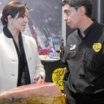 La consejera de Agricultura y Ganadería, Silvia Clemente, conversa con un cortador de jamón