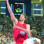 Pau Gasol ejecuta una bandeja fácil durante el encuentro amistoso de ayer en el Madrid Arena ante Lituania