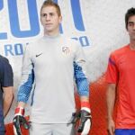 Los canteranos posan con la nueva colección de camisetas del Atlético para la próxima temporada