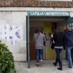 Unos 300 estudiantes se concentran para pedir el cierre de las capillas en la Complutense