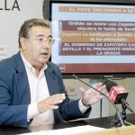 El portavoa del PP en el Ayuntamiento, Juan Ignacio Zoido, en la rueda de prensa de ayer