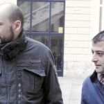 Josep Moreno, jefe de Gabinete de Alarte, y Fernando Alabadí, jefe de prensa, a la puerta del Palau