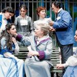 Marisol Ayuso rodeada de las jóvenes protagonistas del montaje