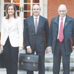 La «magia» de la edición gráfica ha reunido en las escaleras de La Moncloa a Báñez, de Guindos y Montoro