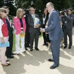 Don Juan Carlos, conversando con los periodistas