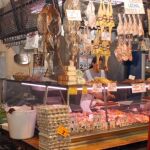 Una mujer compra en un mercado