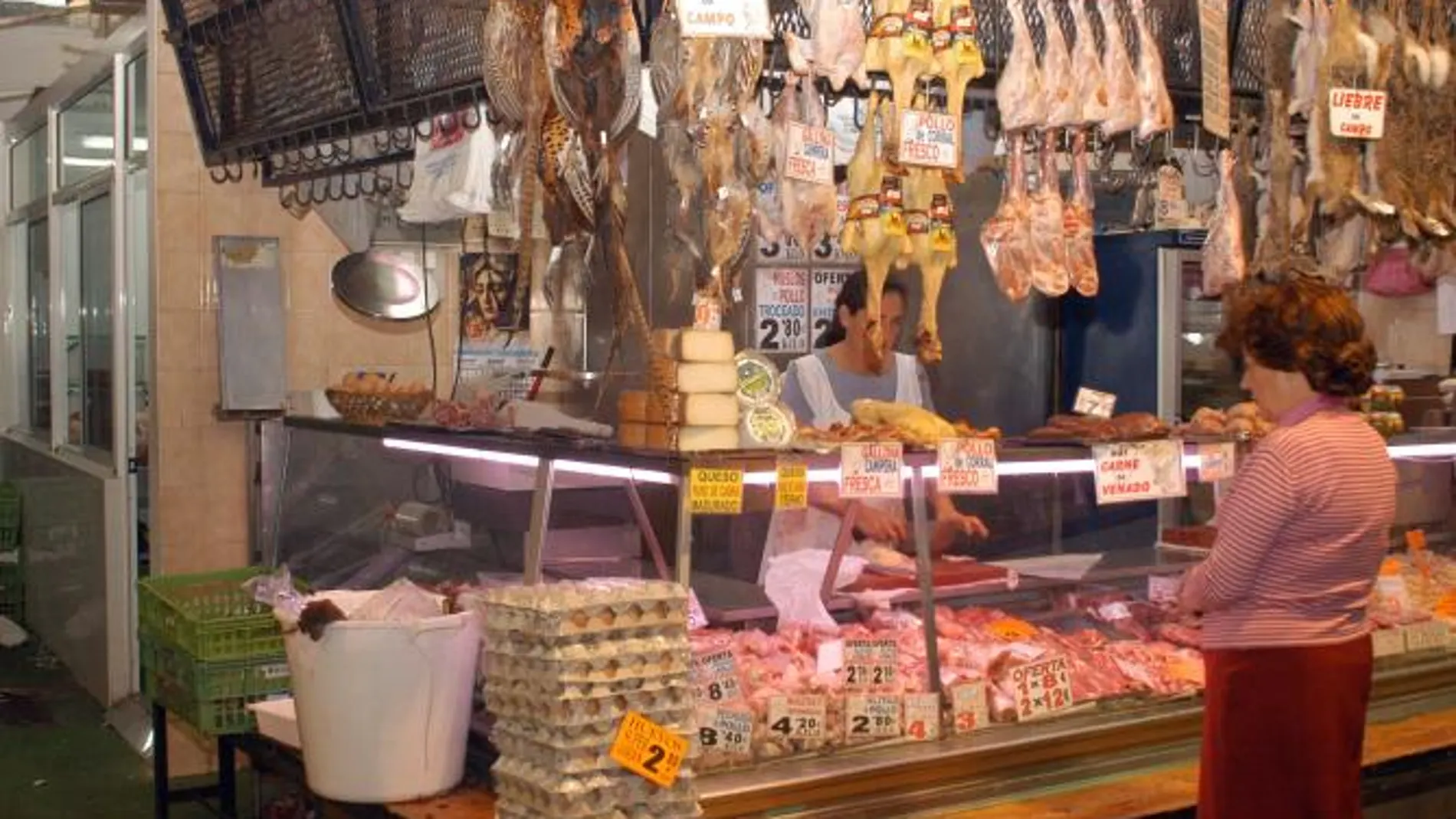 Una mujer compra en un mercado