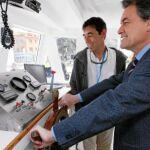 Artur Mas se puso al frente del timón de un barco durante la inauguración del Espai del Peix de Palamós