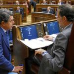 El presidente del PP, Mariano Rajoy, y el portavoz de Justicia, Federico Trillo, se pusieron ayer en contacto con Bárcenas y Merino tras el fallo del juez Pedreira