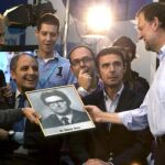 Los jóvenes del PP obsequiaron a Rajoy con una fotografía de su orla de graduación