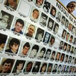 Un cartel recuerda las fotos de los desaparecidos