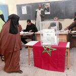 Varias mujeres ejercen su derecho al voto cubiertas de la cabeza a los pies