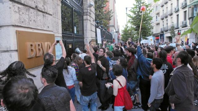 Los «indignados», durante la protesta del 3 de junio ante la sede del BBVA, en Valladolid