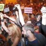 Los agentes lograron evitar que los «indignados», que muestran las llaves de casa, instalaran sus tiendas
