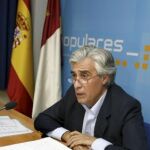 En la imagen, el senador del PP por Toledo y coordinador de comisiones del Grupo Popular en el Senado, Tomás Burgos. El PP no firmará un acuerdo que no mantenga la edad de jubilación en 65 años