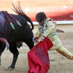 José Tomás da un trincherazo en la plaza de Bayona