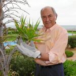 Jose Antonio Marina, con sus plantas en su casa almeriense de Vera