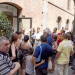 El retraso de las ayudas provocó una larga cola frente a la conselleria de Benestar Social i Familia