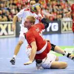El danés Rene Toft Hansen intenta marcar un gol durante la semifinal del Campeonato del Mundo de Balonmano
