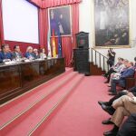 El alcalde, flanqueado por los rectores de la US y la UMA, interviene en el encuentro
