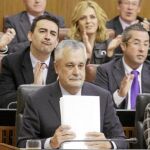 La bancada socialista aplaude al presidente de la Junta tras su intervención ayer en el Pleno del Parlamento andaluz