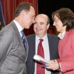 Gapar Zarrías, en el centro, junto al consejero José Juan Díaz Trillo y la ministra Rosa Aguilar