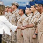 La ministra saluda a los componentes del destacamento aéreo Orión, ayer en Djibuti