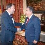 Alfredo Sánchez Monteseirín y Juan Ignacio Zoido se estrechan la mano durante su reunión del miércoles