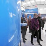 María Jesús Ruiz y Agustín González durante su visita a las nuevas instalaciones de abastecimiento de Cardeñosa, en Ávila
