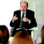 El candidato del PSOE a La Moncloa, Alfredo Pérez Rubalcaba, durante un encuentro con emprendedores celebrado ayer en Madrid