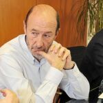 Rubalcaba durante la reunión mantenida ayer en Ferraz con el equipo económico del PSOE