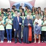 LA IMAGEN Alberto Ruiz-Gallardón, Ana Botella y Rouco Varela posaron con los dos centenares de jóvenes, voluntarios de la JMJ de la Parroquia de La Paloma, que les obsequiaron con una reproducción especial en lienzo de la Virgen.