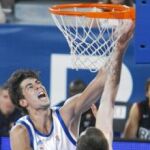 Ante Tomic anota ante la oposición de Fran Vázquez