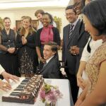 Los jóvenes le regalaron una tarta de chocolate en forma de piano