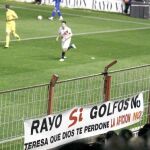 En Vallecas hubo apoyo de los aficionados a los jugadores y pancartas de protesta por la situación que atraviesa la entidad