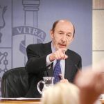 El vicepresidente primero, Alfredo Pérez Rubalcaba, ayer en rueda de prensa