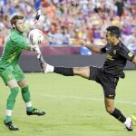 De Gea intenta arrebatar el balón a Thiago