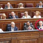 El líder del PP, Mariano Rajoy, se dirige a la Cámara. En el primer círculo rojo, el nuevo ministro de Interior, Antonio Camacho.Tres filas detrás, el diputado Rubalcaba