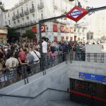 El acceso a la estación de metro de la Puerta del Sol de Madrid, cerrada ante la concentración de un grupo de seguidores del movimiento 15M, esta tarde en la céntrica plaza madrileña