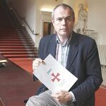En la imagen, el político belga Tanguy Veys con el documento que recibió del asesino de Utoeya