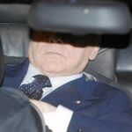 Miembros de la oposición no confían en una retirada definitiva y ya denuncian que Berlusconi «va a salir por la puerta para volver a entrar por la ventana»