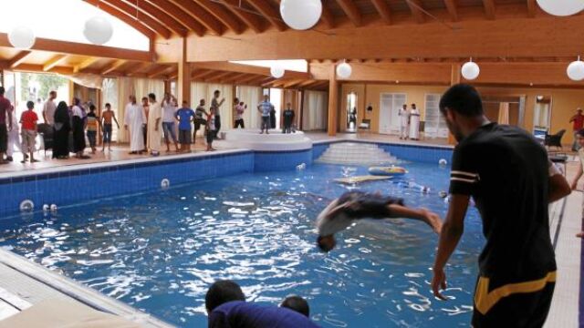 Un niño salta ayer a la piscina de Aisha Gadafi en su complejo de Trípoli