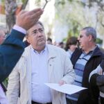 Zoido se reunió con vecinos del barrio del Zodíaco, que le transmitieron sus problemas