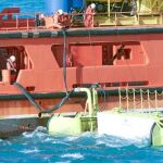 Técnicos de Rescate Marítimo durante las tareas de recogida del primer vertido