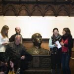 El busto de Franco se encuentra en la escalera principal