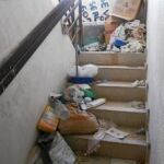 Su amiga Martina la acogió durante unos días –hace seis años– en el número 1 de la Calle Eume, un deteriorado edificio en el que las zonas comunes están cubiertas de despojos.